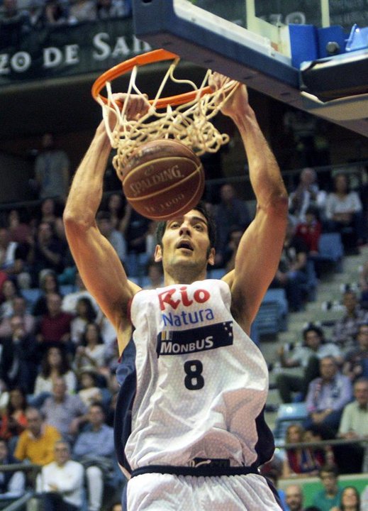 El pívot del Río Natura Monbus Obradoiro, Juanjo Triguero realiza un mate en la canasta del Bilbao Basket