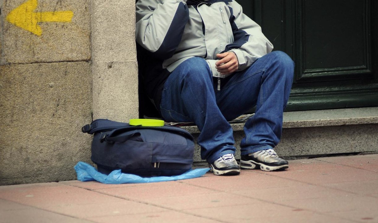 Una persona pide dinero en una calle de Pontevedra. AEP