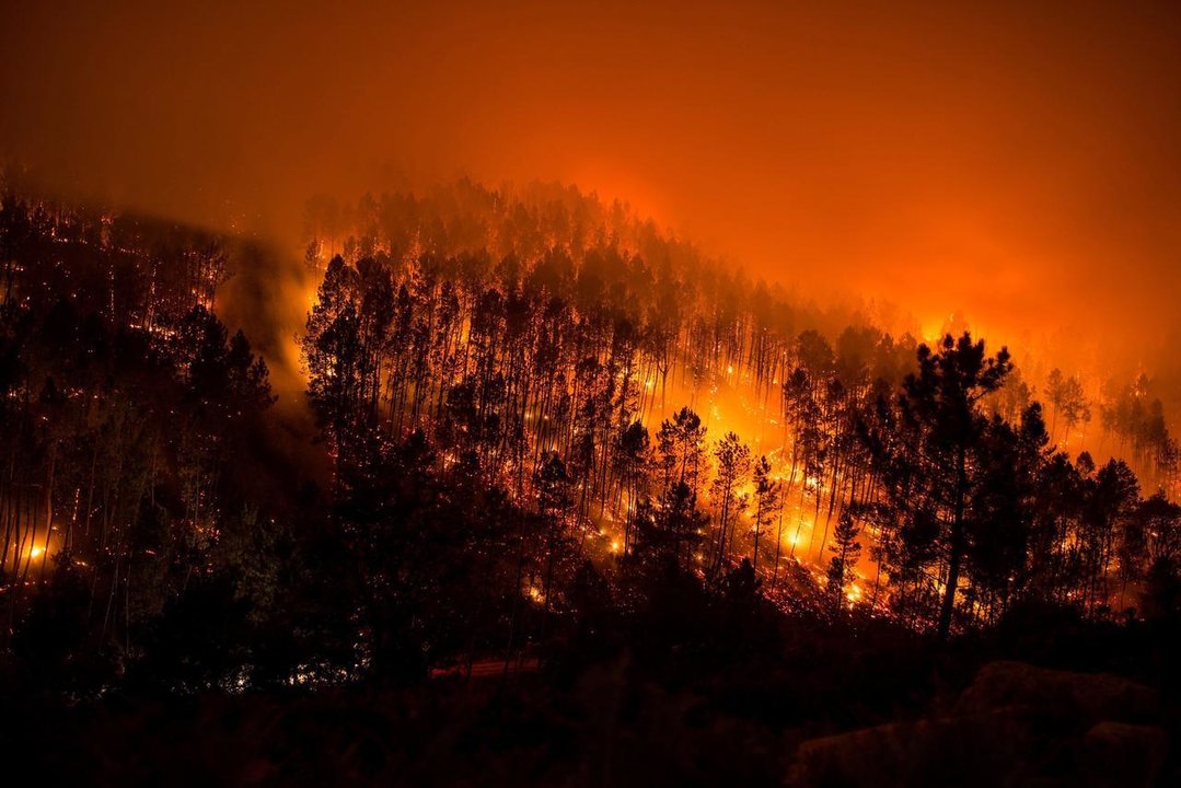 Vista nocturna de uno de los incendios forestales que castigan nuevamente al parque natural del Xurés