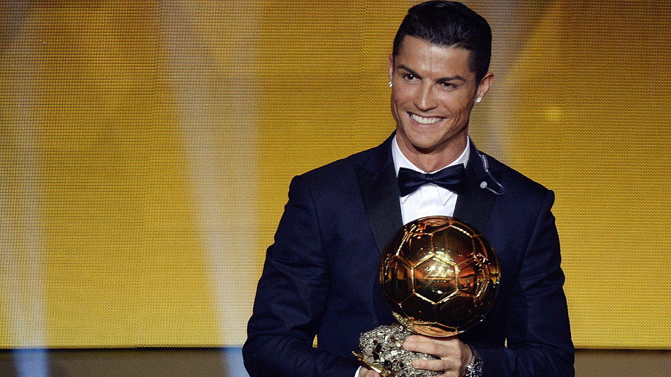Cristiano Ronaldo con uno de sus balones de oro
