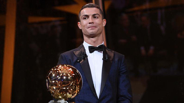 Cristiano Ronaldo, con el Balón de Oro. FAUGERE FRANCK