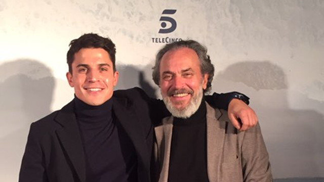 Coronado y González protagonizan la serie 'Vivir sin permiso'. TWITTER