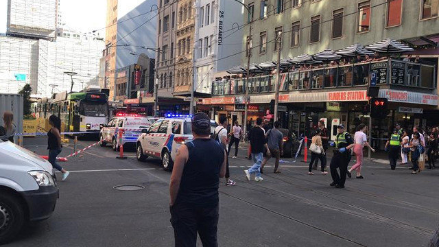 La policía y los servicios de emergencia llegan al lugar donde se produjo el atropello múltiple de Melbourne.KAITLYN OFFER