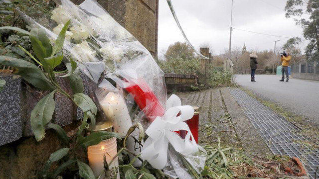 Flores y velas colocadas en la nave industrial de Asados, en Rianxo , donde fue hallado el cuerpo de Diana Quer. LAVANDEIRA JR