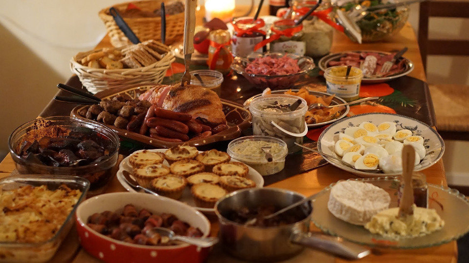En Navidad, las comidas son mucho más copiosas y suponen un riesgo para las personas con colesterol alto. EP