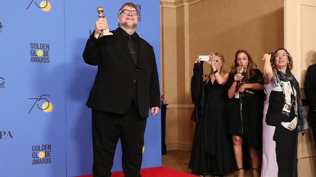 Guillermo del Toro, con el Globo de Oro al mejor director. MIKA NELSON