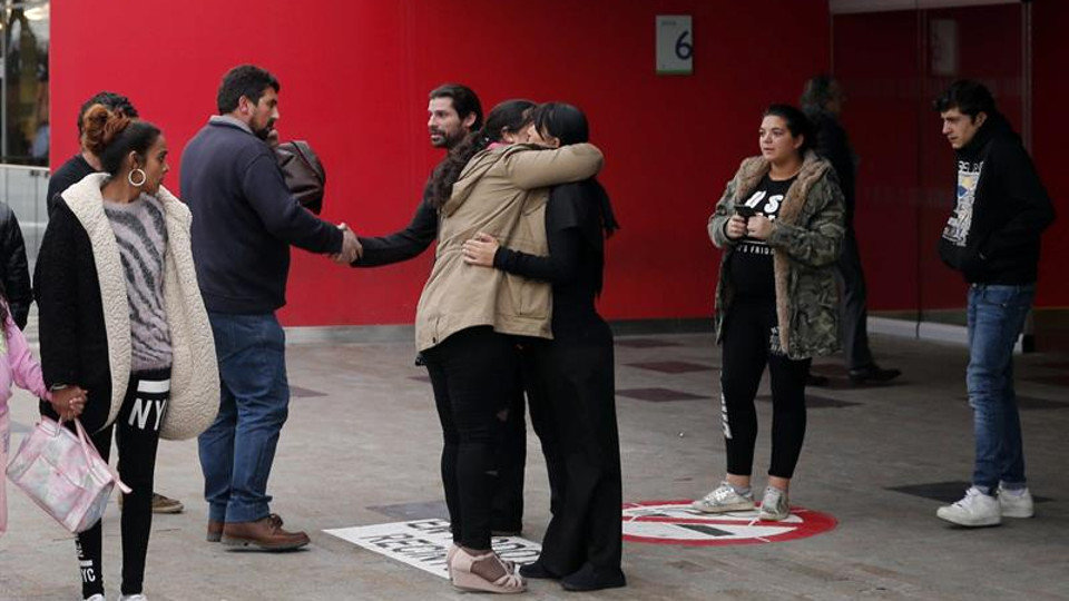 Los familiares del preso que 'resucitó' en Oviedo se abrazan en el hospital. JOSÉ LUIS CEREIJIDO (EFE)