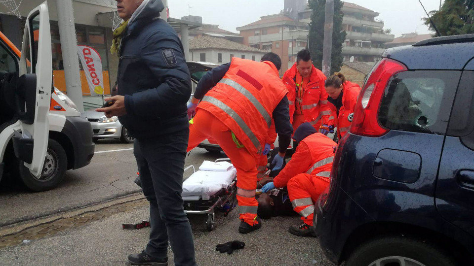 Os médicos atenden a unha das persoas feridas. GUIDO PICCHIO (EFE) - Tiroteo racista en Italia