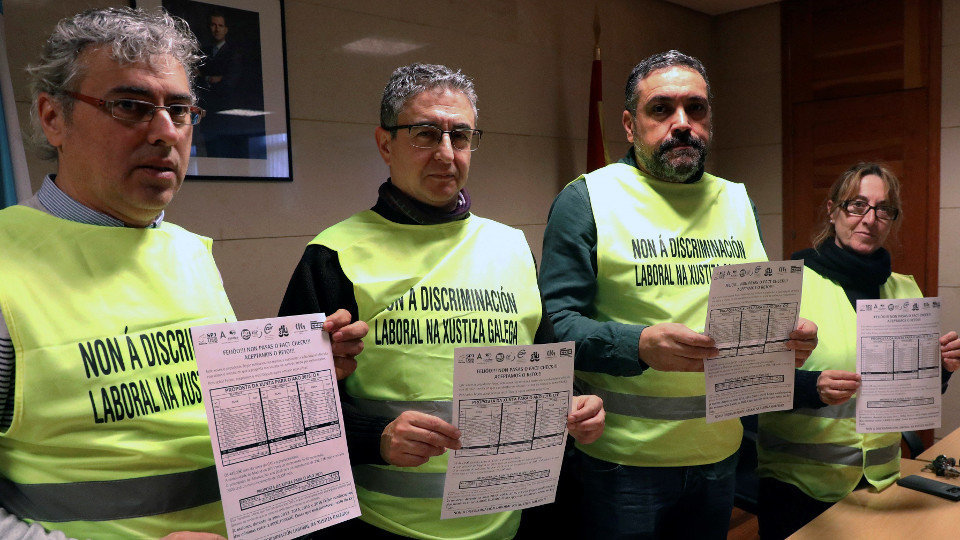 Miembros del comité de huelga de los juzgados en Santiago mientras realizaban una valoración sobre la huelga. EFE