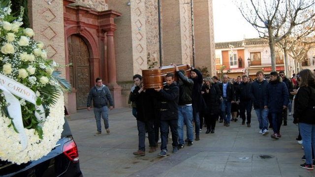 Salida de la iglesia donde se ha oficiado la misa por Gonzalo Buján, el joven muerto de una paliza en Herencia.ELISA LADERAS