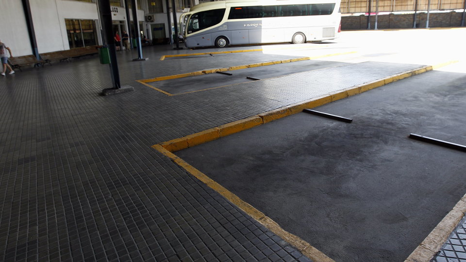Dársena desocupada en la Estación de Autobuses de Lugo. AEP