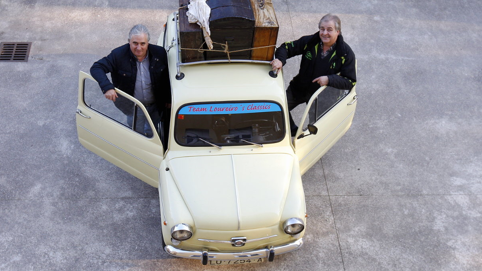 José Ramos Díaz y José López Carrera, con el vehículo con el que recorrerán más de 2.000 kilómetros. XESÚS PONTE
