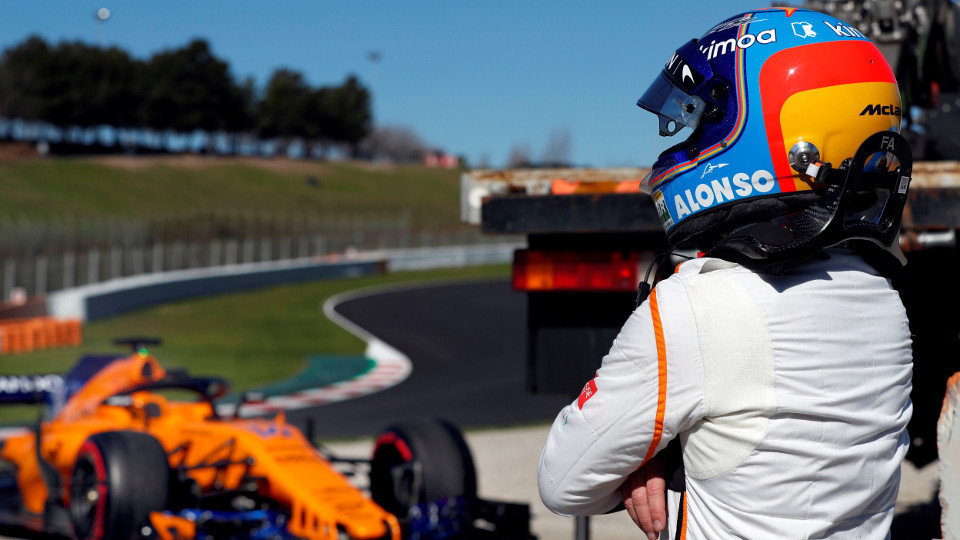Fernando Alonso, junto a su McLaren tras salirse de la pista durante los entrenamientos oficiales. ALEJANDRO GARCÍA (EFE)