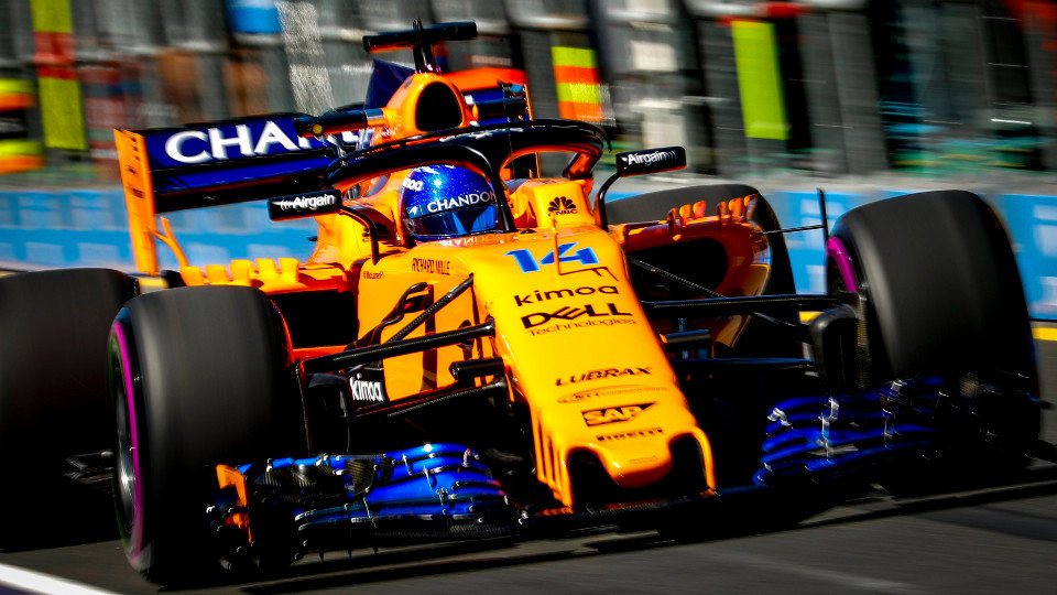 Fernando Alonso de McLaren, en acción en el circuito Albert Park de Melbourne. DIEGO AZUBEL (EFE)