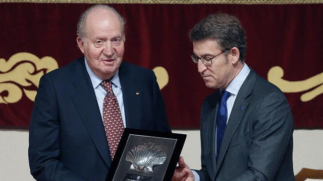 O rei Juan Carlos recibe a credencial como embaixador de honra do Camiño de Santiago, de mans de Alberto Núñez Feijóo. LAVANDEIRA JR (EFE)