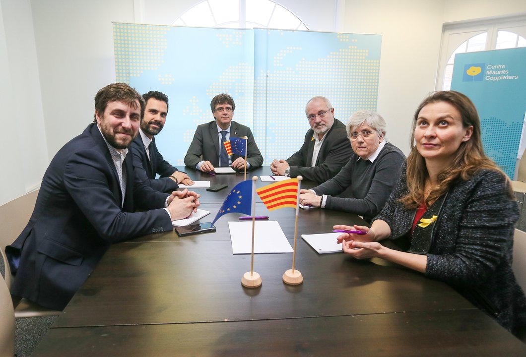 Puigdemont y Torrent, el pasado mes de enero, junto a los exconsejeros Clara Ponsatí (2d), Lluís Puig (3d), Meritxell Serret (d) y Toni Comín (i).STEPHANIE LECOCQ 