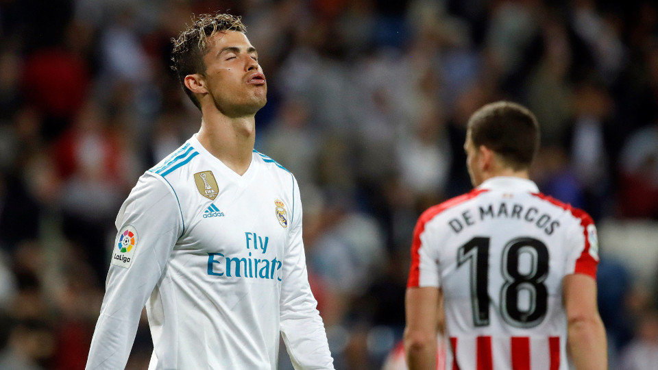 Cristiano Ronaldo se lamenta durante el encuentro frente al Athletic de Bilbao. JUANJO MARTÍN (EFE)