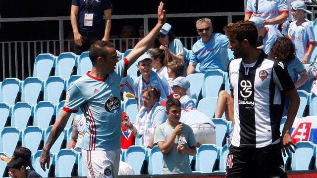 Iago Aspas celebra uno de sus goles contra el Levante mientras el centrocampista José Ángel Gómez se lamenta. SALVADOR SAS