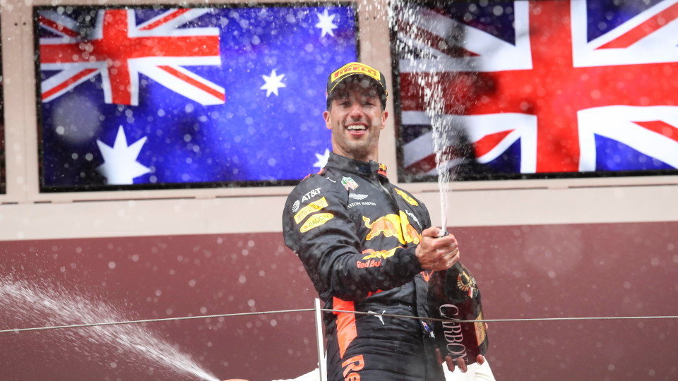 Daniel Ricciardo celebra su victoria en el podio de Montecarlo. SRDJAN SUKI (EFE)