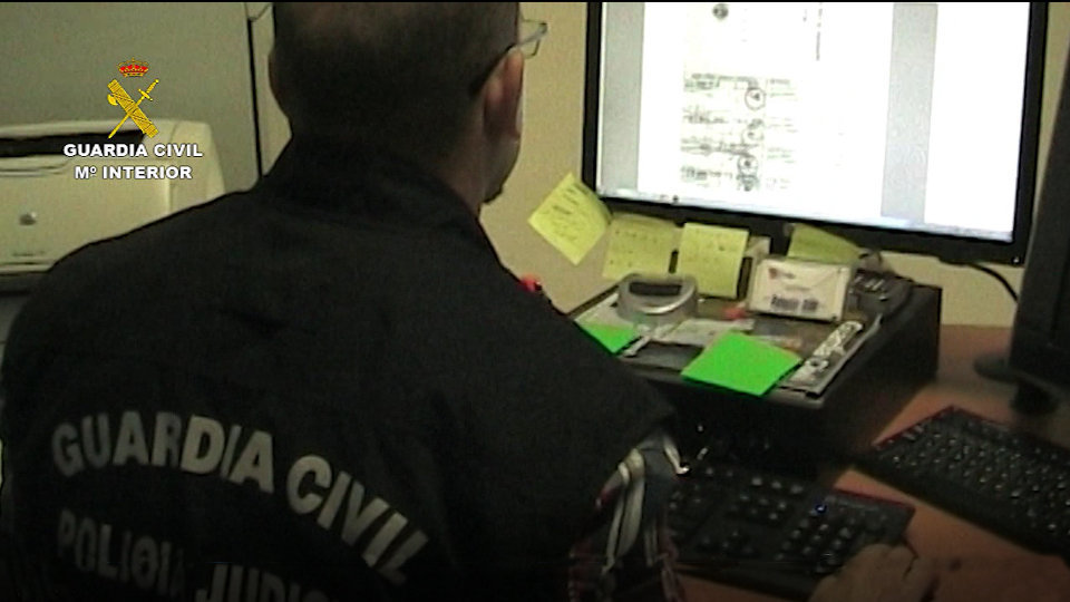 La Guardia Civil investiga un ordenador. EP
