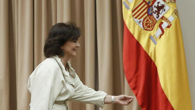 La vicepresidenta del Gobierno, Carmen Calvo, durante su comparecencia este martes. JAVIER LIZÓN (EFE)