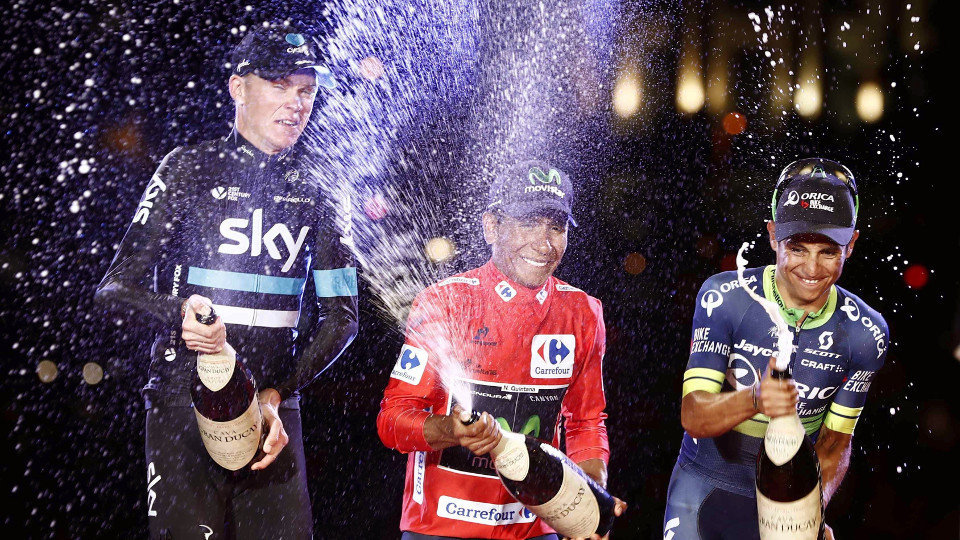 Quintana (c), Froome (i) y Chaves (Orica), en el podio tras lograr la primera, segunda y tercera posición respectivamente en la Vuelta a España 2016. JAVIER LIZÓN (EFE)