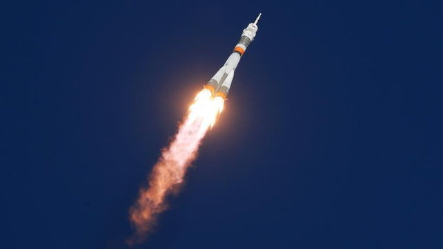 La nave Soyuz aterriza tras fallar el cohete. YURI KOCHETKOV
