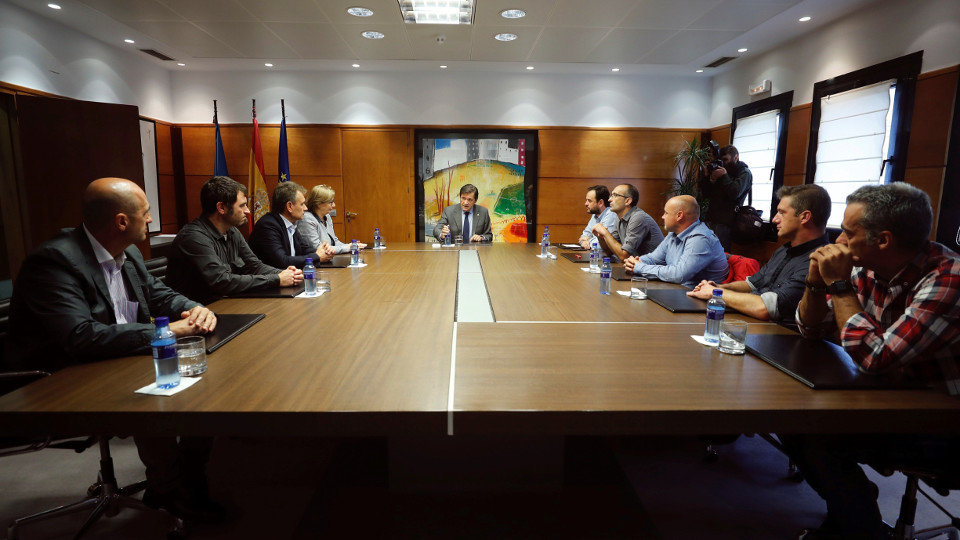 El presidente del Principado de Asturias, Javier Fernández (c), se reunió con los representantes de los trabajadores de Alcoa. J.L. CEREIJIDO (EFE)