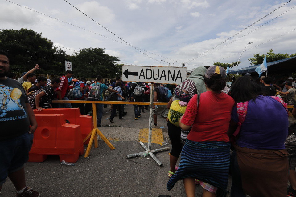 Migrantes hondureños llegan a la frontera de México