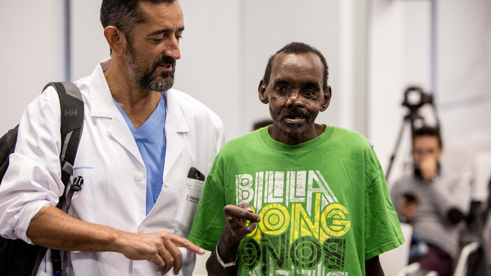 El cirujano Pedro Cavadas y su equipo presentan el resultado de la reconstrucción parcial del rostro y la mano izquierda de un paciente keniano que había sido atacado por una hiena.BIEAL ALIÑO (Efe)