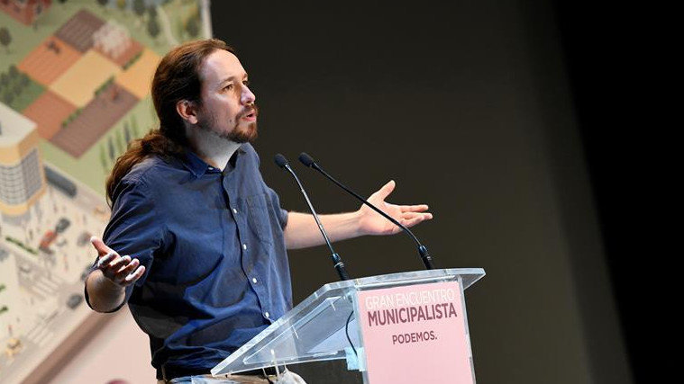 El líder de Podemos, Pablo Iglesias, en un acto encuentro municipalista en Alcorcón. VÍCTOR LERENA (EFE)