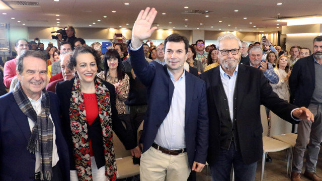 Magdalena Valerio, Emilio Pérez Touriño e Abel Caballero, na presentación de Gonzalo Caballero como candidato do PSdeG á Xunta. XOÁN REY (EFE)