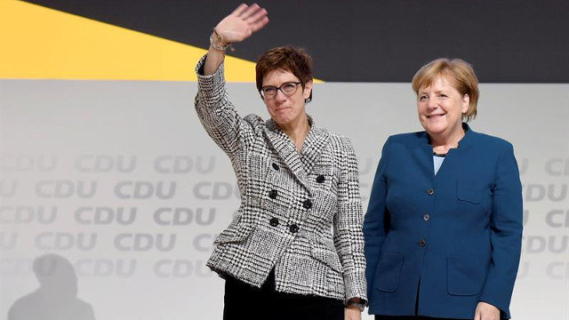 Annegret Kramp-Karrenbauer, junto a Merkel. CLEMENS BILAN (EFE)