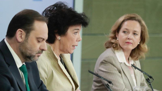 José Luis Ábalos, Isabel Celáa y Nadia Calviño. ÁNGEL DÍAZ (EFE)