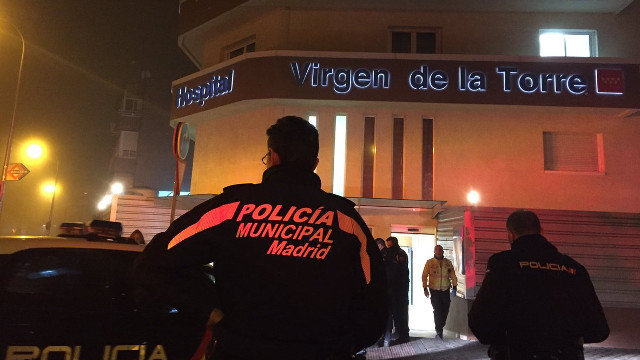 O suceso ocorreu ás portas do hospital Virxe da Torre. URXENCIAS MADRID