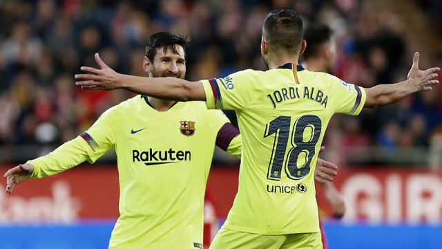 Messi celebra un gol con Jordi Alba. ANDREU DALMAU (EFE)