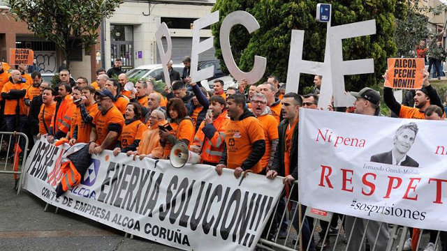Protesta de los trabajadores de Alcoa en A Coruña en pasado domingo. MONCHO FUENTES (EFE)