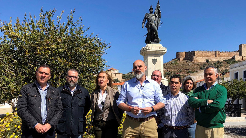 Miembros de Vox frente a la estatua de Hernán Cortés. EFE