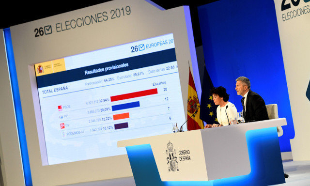 A ministra portavoz en funcións, Isabel Celaá, e o ministro do Interior, Fernando Grande-Marlaska, ofrecen os resultados das eleccións europeas. VÍCTOR LERENA (EFE)