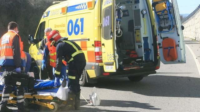 Personal de una ambulancia, atendiendo a afectados en un accidente de tráfico. AEP