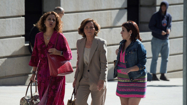 Carmen Calvo, Adriana Lastra y María Jesús Montero, a su llegada al Congreso de los Diputados para asistir a la reunión con Unidas Podemos. LUCA PIERGIOVANNI (Efe)