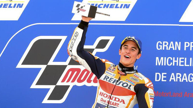 Marc Márquez celebra tras finalizar primero en la carrera de MotoGP del Gran Premio de Aragón. JAVIER CEBOLLADA
