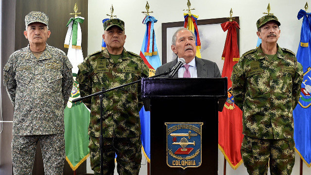 Guillermo Botero, con la cúpula militar colombiana. EFE