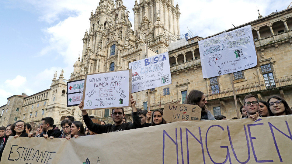 Estudantes de Medicina da USC, durante unha manifestación na praza do Obradoiro, este venres. LAVANDEIRA JR. (EFE)