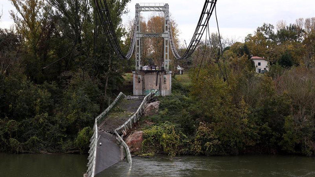 Vista del puente colgante derrumbado cerca de Toulouse, en Francia. FREDERIC SCHEIBER