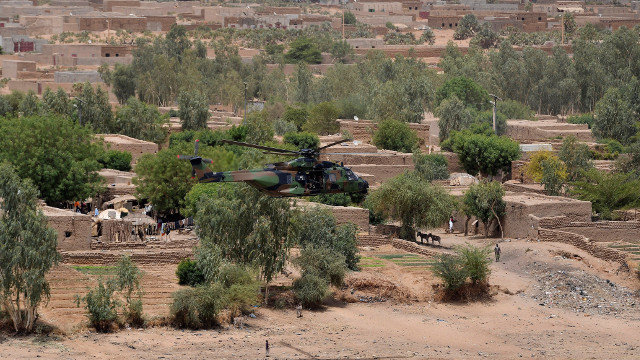 Un helicóptero militar que llevaba a Macron en una visita a la operación antiterrorista en Mali. ARCHIVO