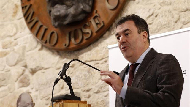 Román Rodríguez, durante su intervención en el 30 aniversario de la concesión del Nobel a Camilo José Cela. LAVANDEIRA JR.