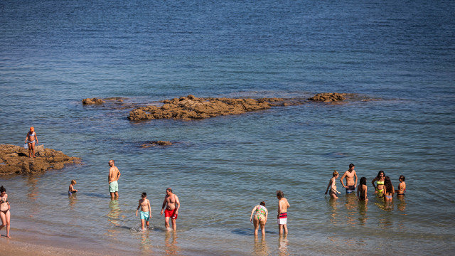 Bañistas nunha praia da provincia de Pontevedra este venres. BEATRIZ CÍSCAR