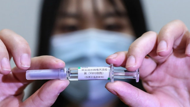 Mostra dunha das vacinas que desenvolve China. EFE