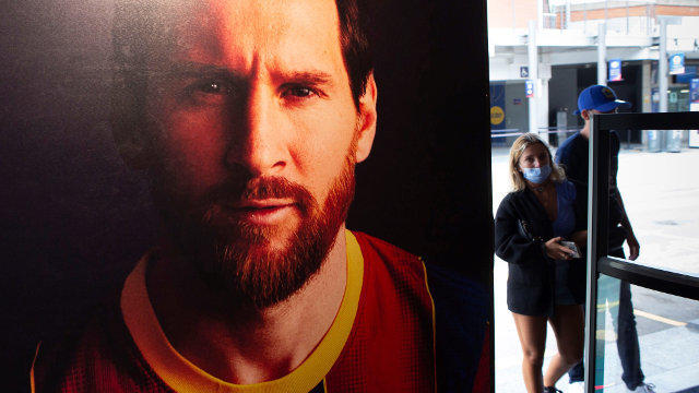 Un póster de Messi en el museo del FC Barcelona. ENRIC FOUNTCUBERTA (Efe)